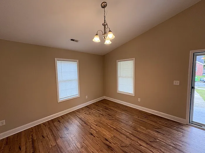 3 bed, 2.0 bath, 1231 sqft, $1,125 — Photo 2