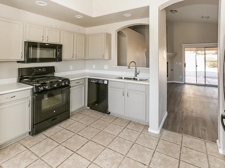 16104 W Jefferson St — Photo 8