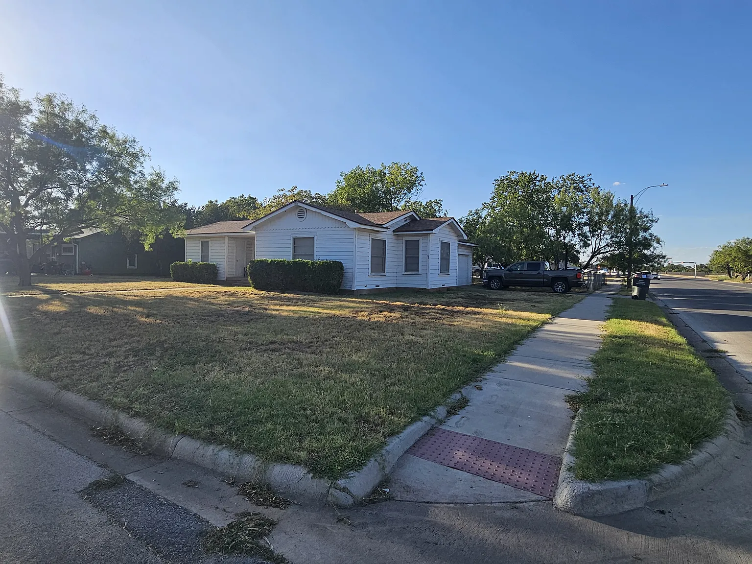 2 bed, 1.5 bath, 1350 sqft, $5,000 — Photo 2