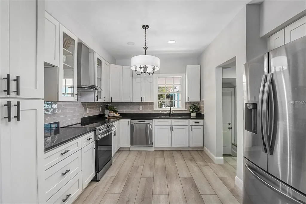 4 bed, 2.0 bath, 2506 sqft, $3,500 — Photo 2