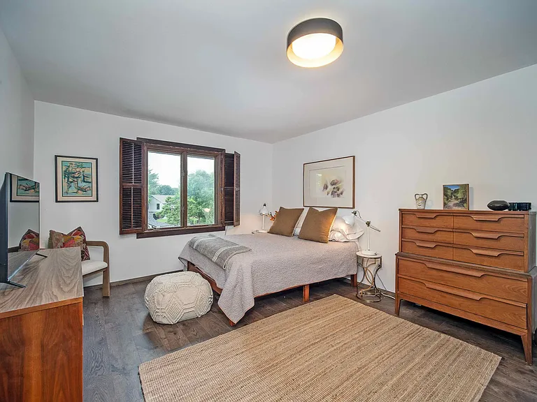 2 large bedroom with queen bed