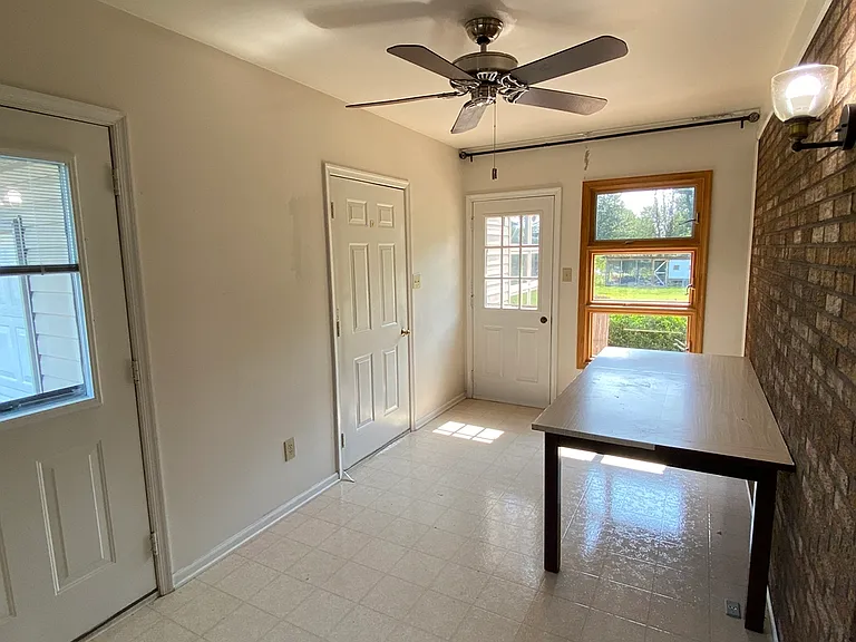 Sun Room w/ Vinyl Floor & Clg Fan