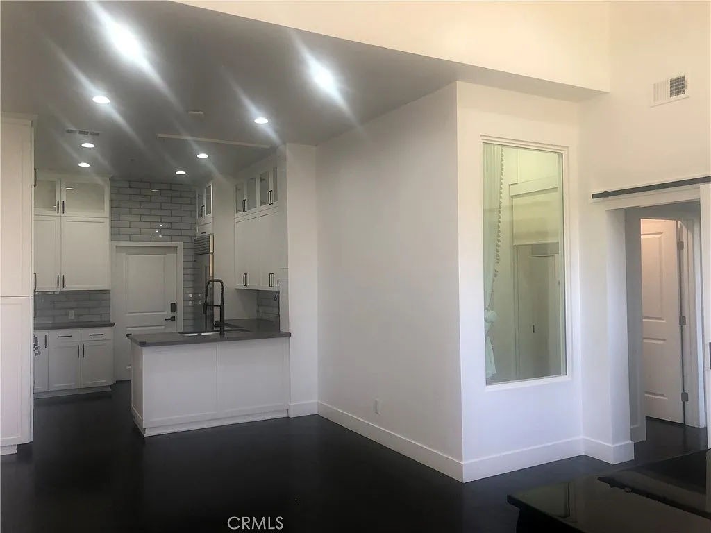 2 bed, 1095 sqft, $6,000 — Photo 3