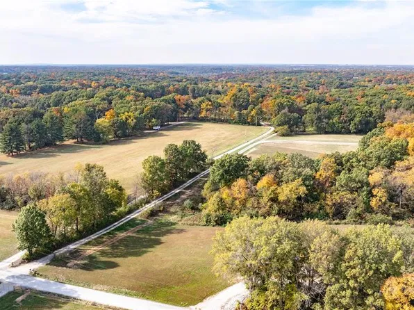 20771 Oak Rest Rd, Brighton, IL 62012
