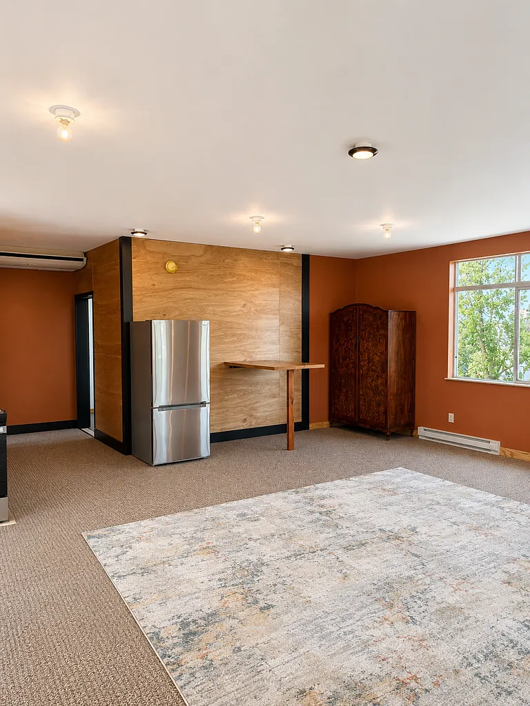 Modern 1 Bed / 1 Bath Live-Work Space — Photo 3