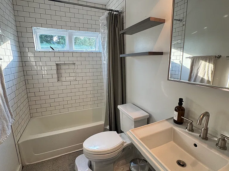 1518 Baldwin St — Photo 2