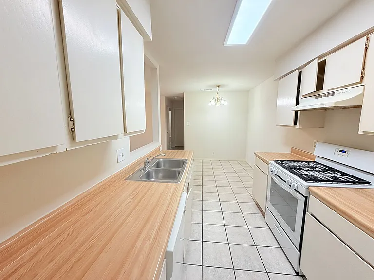 405 Parkhill Cv — Photo 12