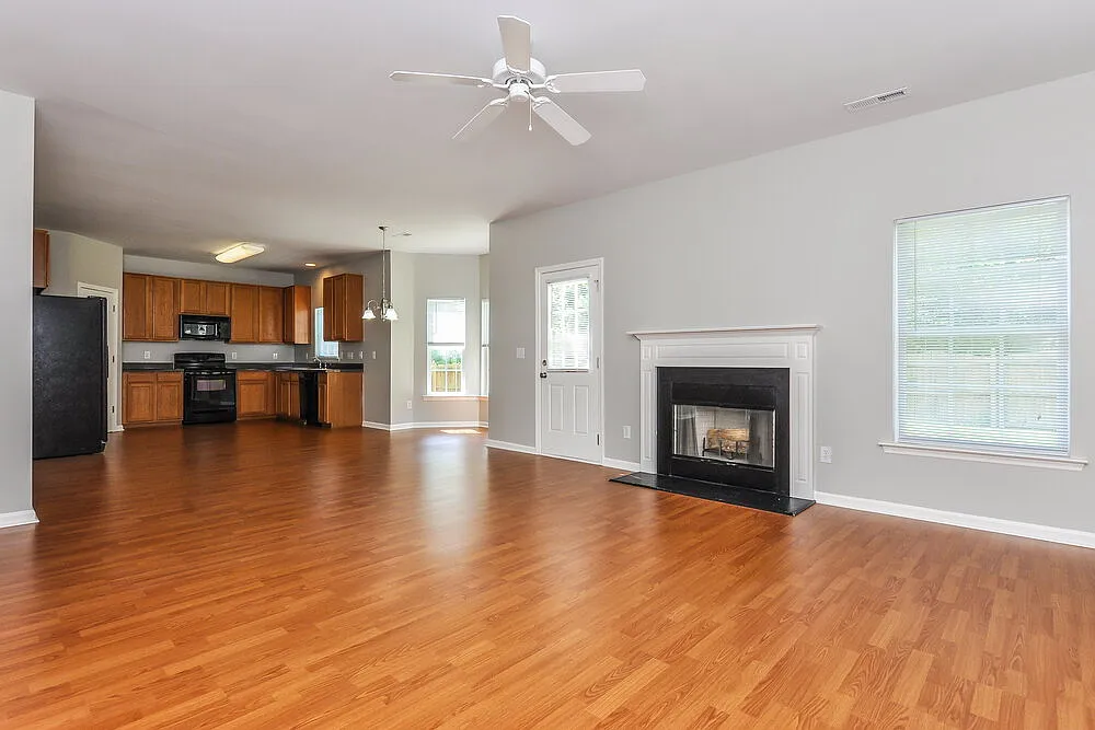 4 bed, 2.5 bath, 2881 sqft, $2,370 — Photo 3