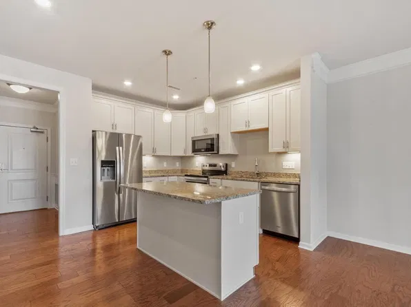 2 Francis Dr #203, Andover, MA 01810