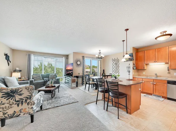 1070 Grandview Ct NE APT 300, Columbia Heights, MN 55421