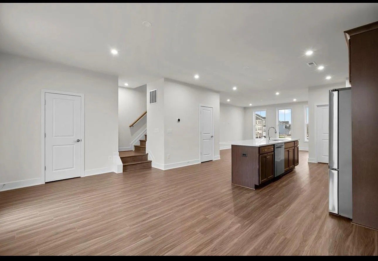 3 bed, 2366 sqft, $2,350 — Photo 1