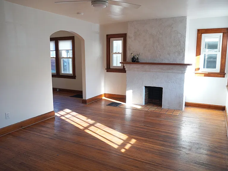 2763 Indianola Ave — Photo 2