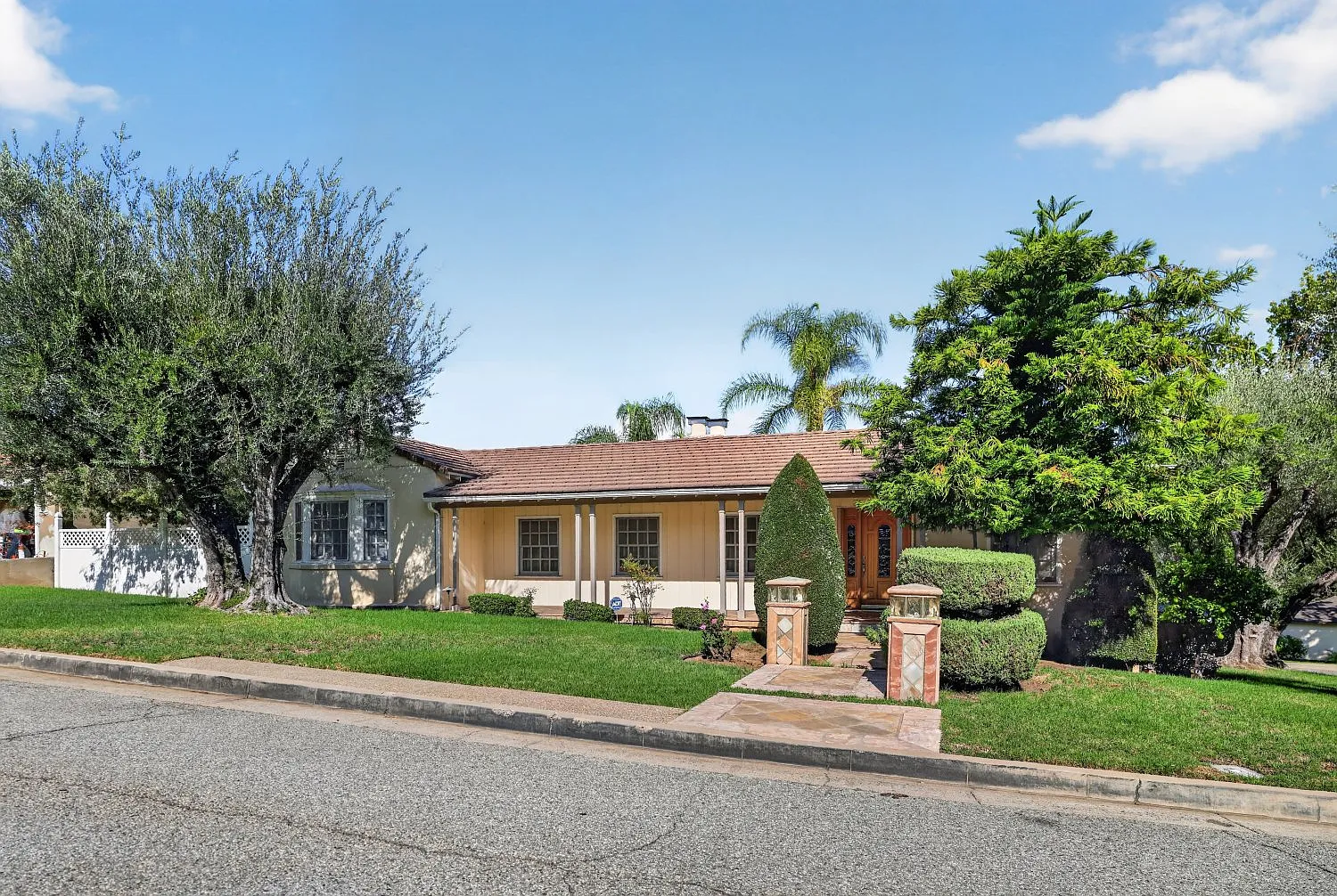 3 bed, 2017 sqft, $6,000 — Photo 3