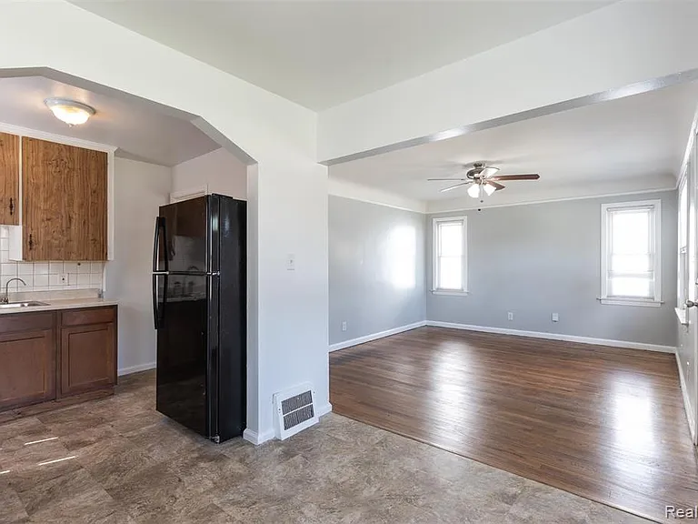 613 Riverbank St — Photo 8