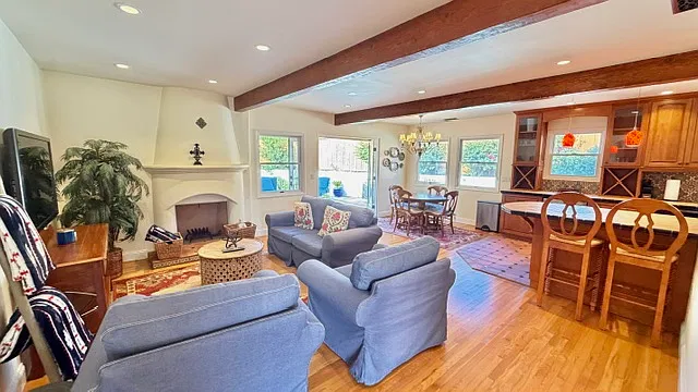 4 bed, 2.5 bath, 1400 sqft, $8,800 — Photo 2