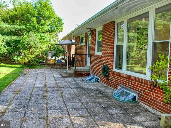 4th image of 9811 Parkwood Dr