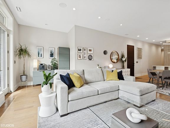 4th image of 2110 W Belmont Ave #2