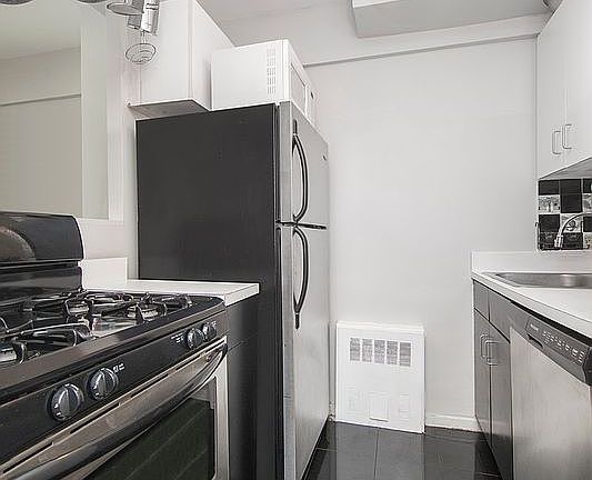5th image of 333 E 46th St APT 8H