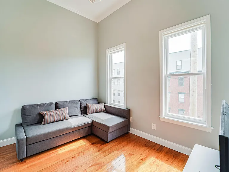 400 Madison St #7 — Photo 9