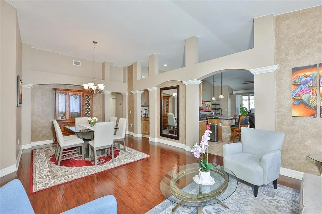 4 bed, 2.0 bath, 2317 sqft, $3,800 — Photo 4