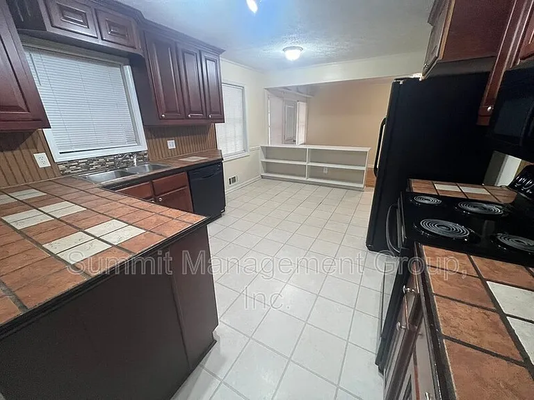 916 Curry Cir SE — Photo 8