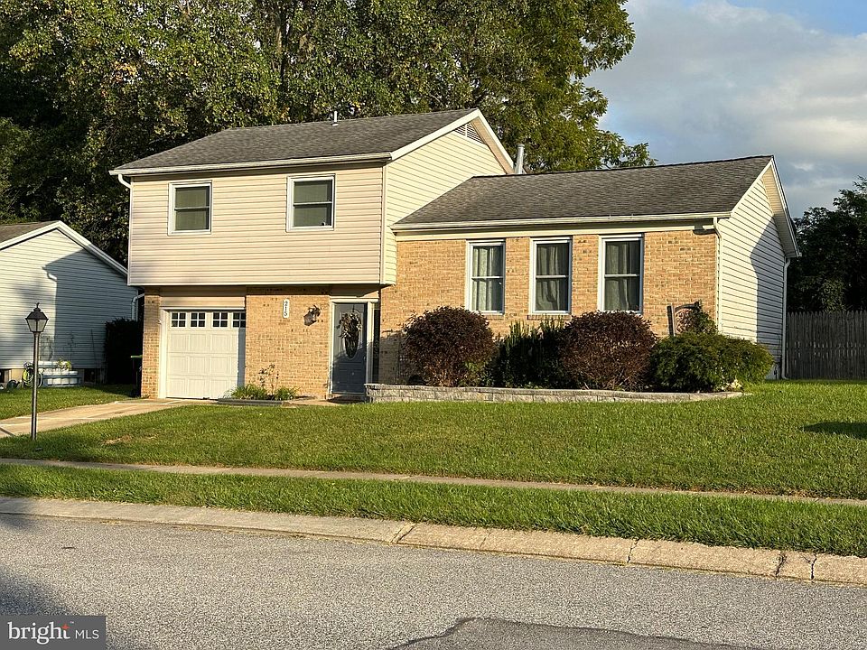 1st image of 215 Bright Oaks Dr