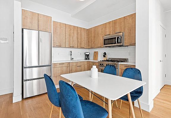 4th image of 517 W 45th St #41D