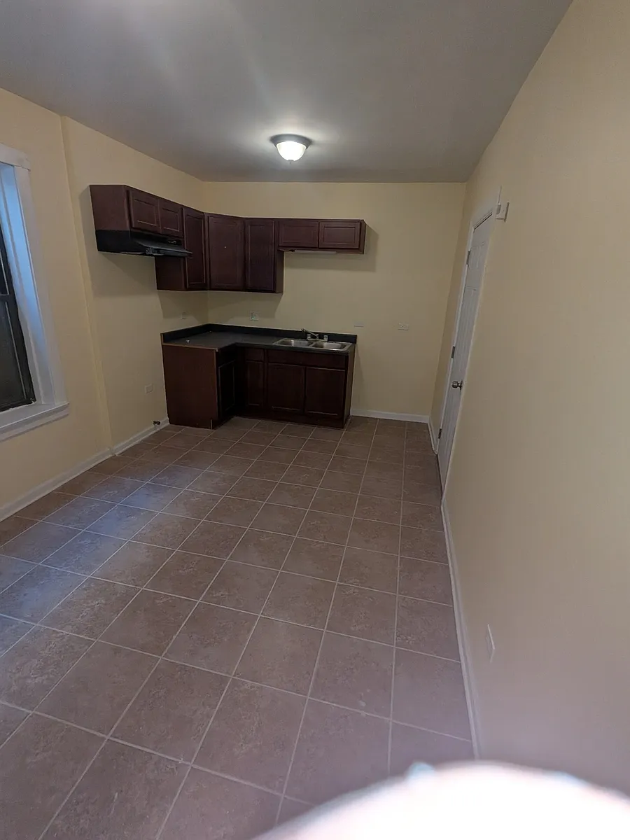 Building Photo - 1315 W 82nd St #1