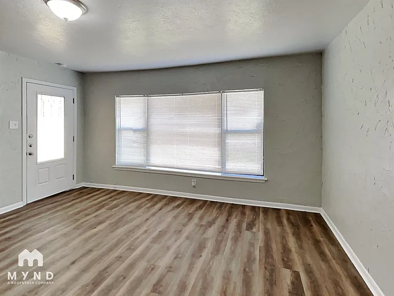 724 Stuckert Dr — Photo 9