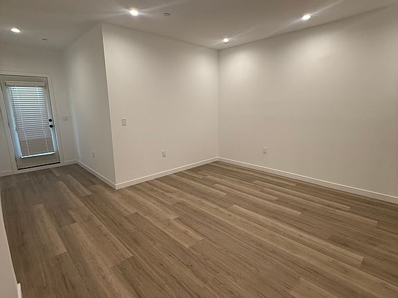 4th image of 2809 E 6th St #1/4