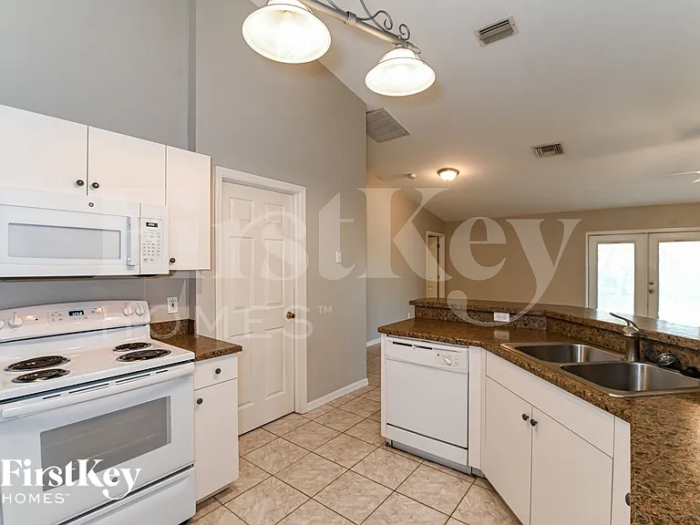 2919 NW 4th Pl — Photo 6
