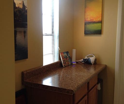 Large laundry room w/counter