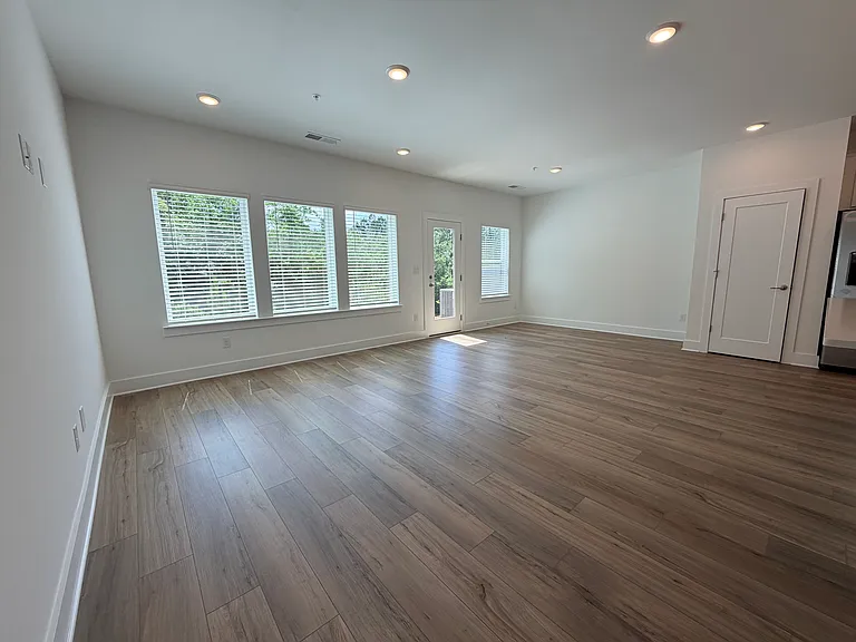 454 Laurelwood Ct — Photo 5