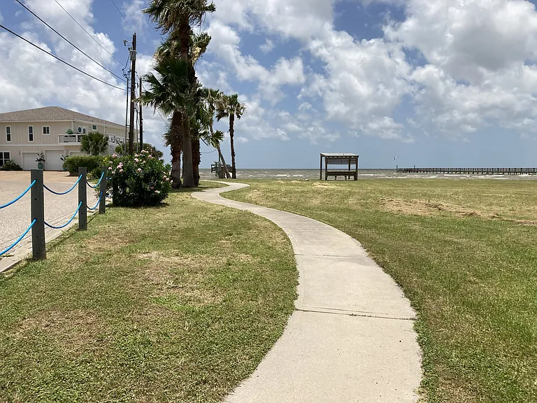 28 Bahama St N — Photo 3