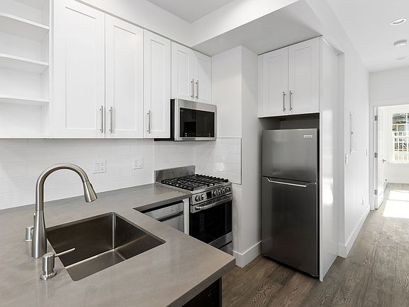 5th image of 1555 Oak St APT 11