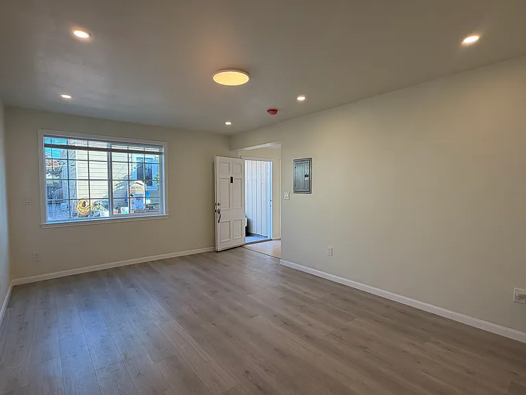 386 Maud Ave — Photo 4
