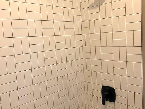 5th image of 901 N Wood Ave APT 3