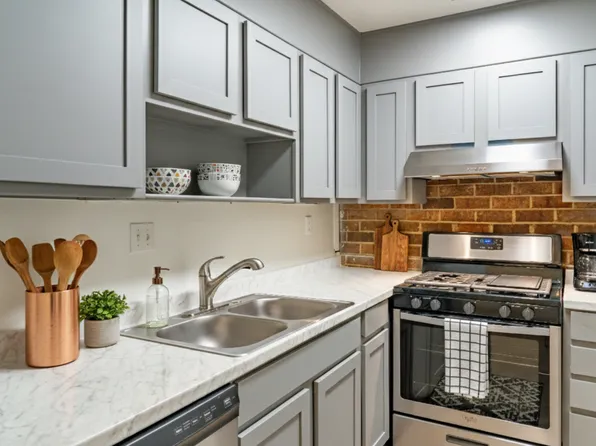 Chateau Apartments - New