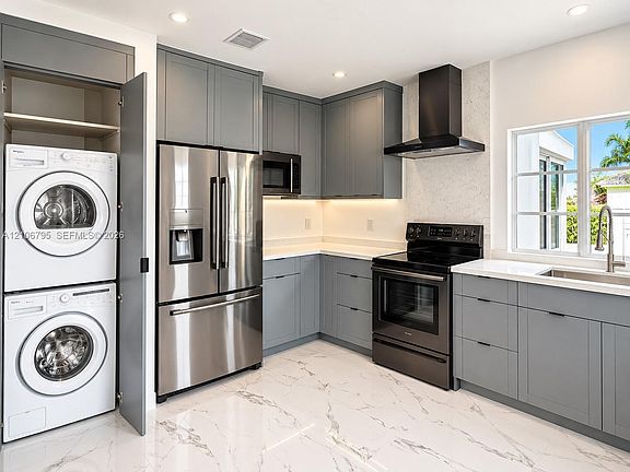 3rd image of 126 NE 43rd St #2