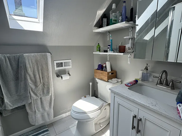 1644 W Nelson St #2 — Photo 8