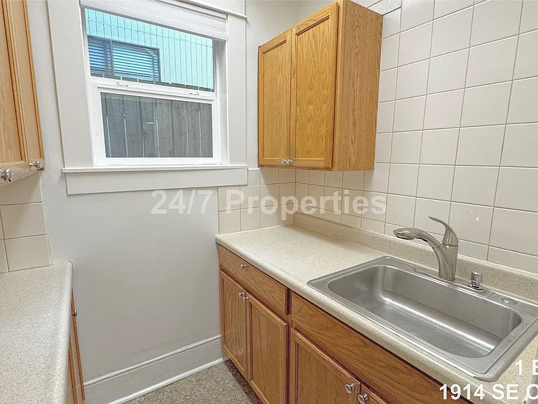 1914 SE Oak St #2 — Photo 5