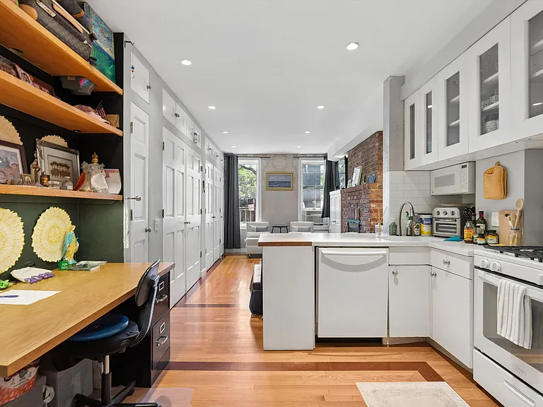 24 Cornelia St #10 — Photo 4