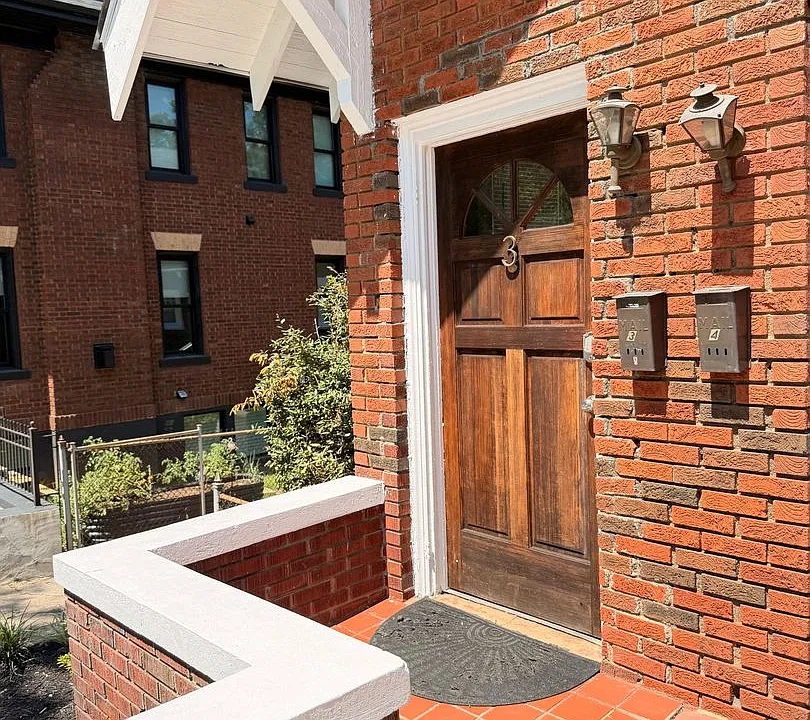 22 W Earle St