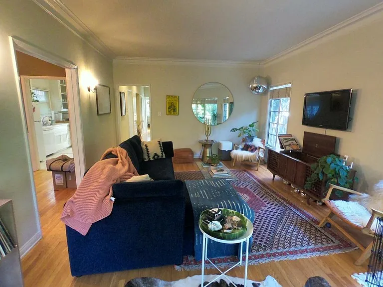 2285 N Beachwood Dr #6 — Photo 24