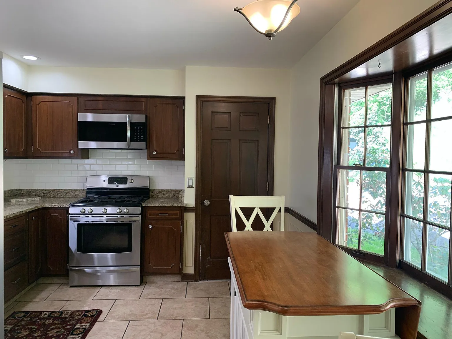 5 bed, 2800 sqft, $2,500 — Photo 2