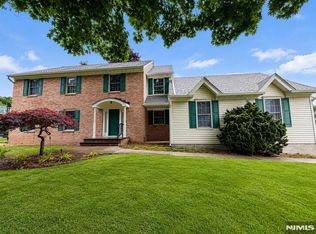 2 Rogers Ct, Midland Park, NJ 07432