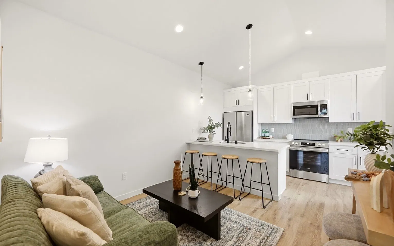 3 bed, 930 sqft, $3,350 — Photo 3