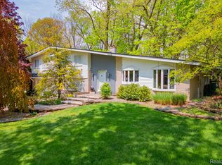 8452 Glengarry Rd, Grosse Ile, MI 48138