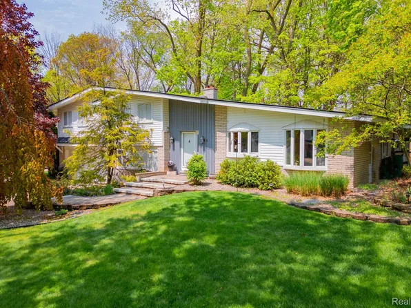 8452 Glengarry Rd, Grosse Ile, MI 48138