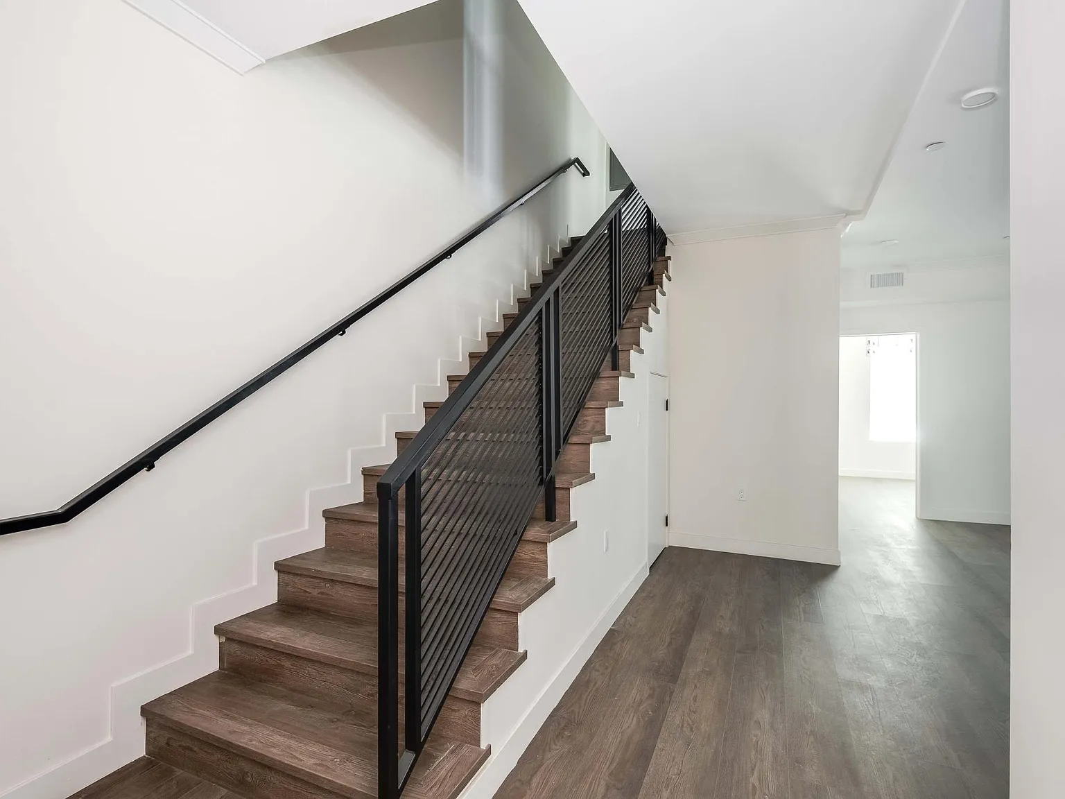 4 bed, 2.5 bath, 2250 sqft, $4,685 — Photo 3
